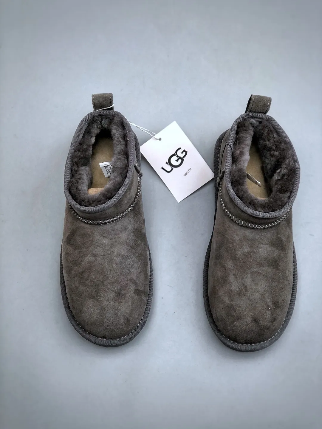 Local self-pickup 💰520 supports store placement. The top version on the market. UGG Mini thin-soled black short tube 1.5cm popular style. Produced by a major foreign trade factory in Guangzhou. Real sheep fur from toe to insole. Independent outer box packaging. Chip. Waterproof process. Different from any version on the market. 3cm thick sole, independently developed outsole, cashmere insole, keeping warm in winter, suitable for home use. In the new year, uug has launched a style series, which is partially geared towards the preferences of young consumers. It has also moved to the forefront of fashion trends. Shoe body material, water-repellent coated suede upper, 17mm UGGPURE™ implanted wool insole, lightweight non-slip and comfortable rubber outsole, with brand LOGO, and full packaging. Size: 35-44